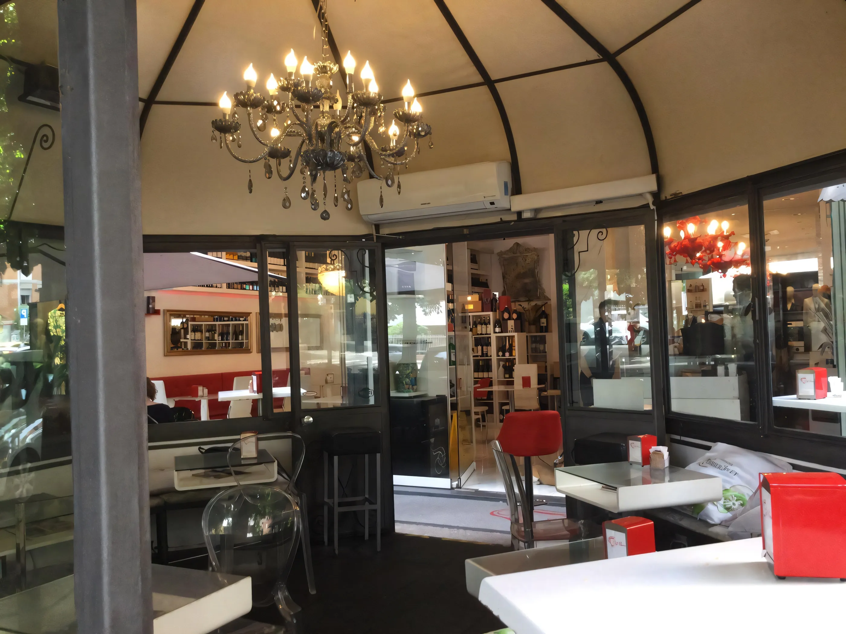 Interno del gazebo con lampadario e vetrate sulla via