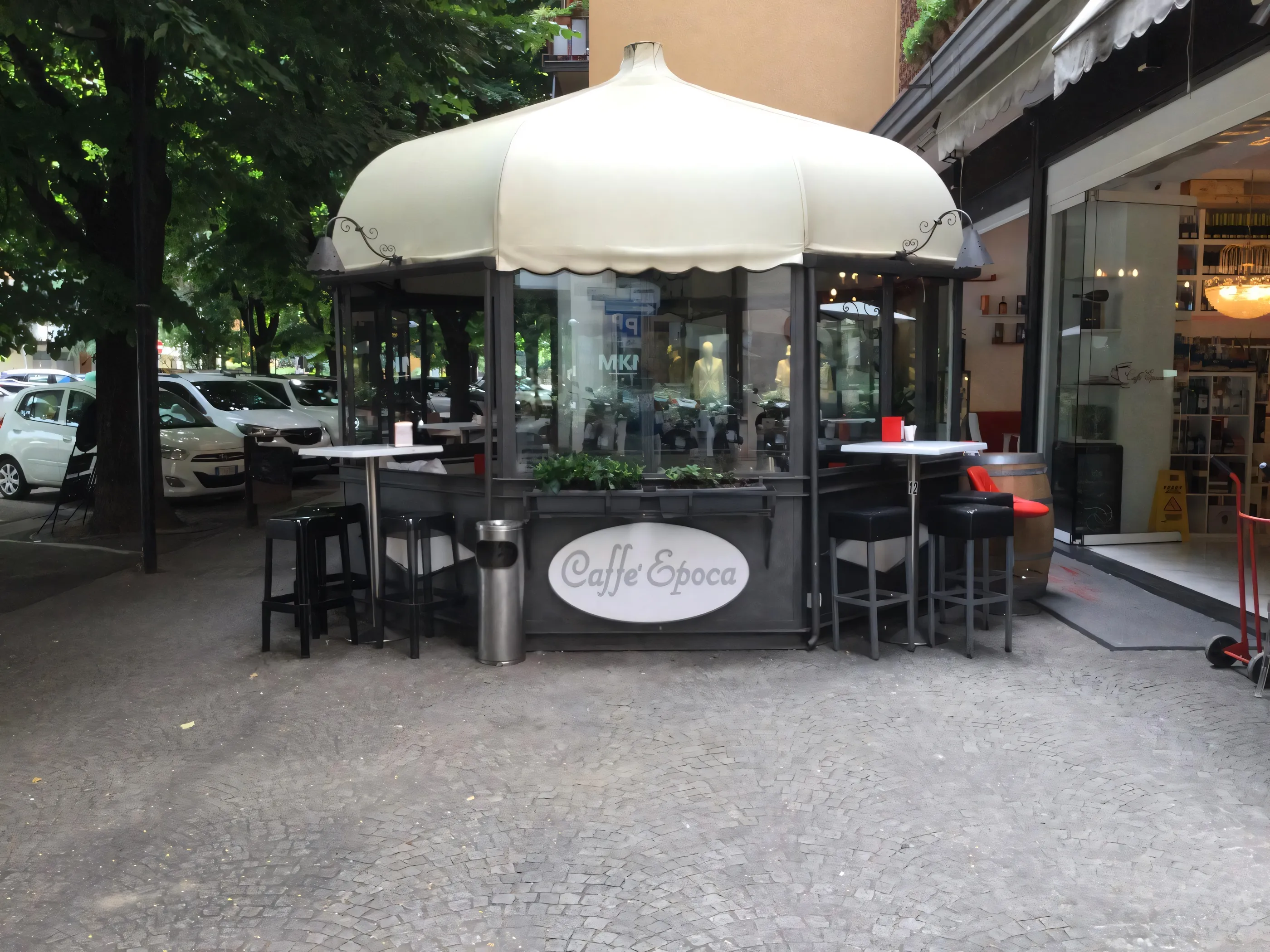 Vista esterna del gazebo Caffè Epoca con tavolini sulla strada