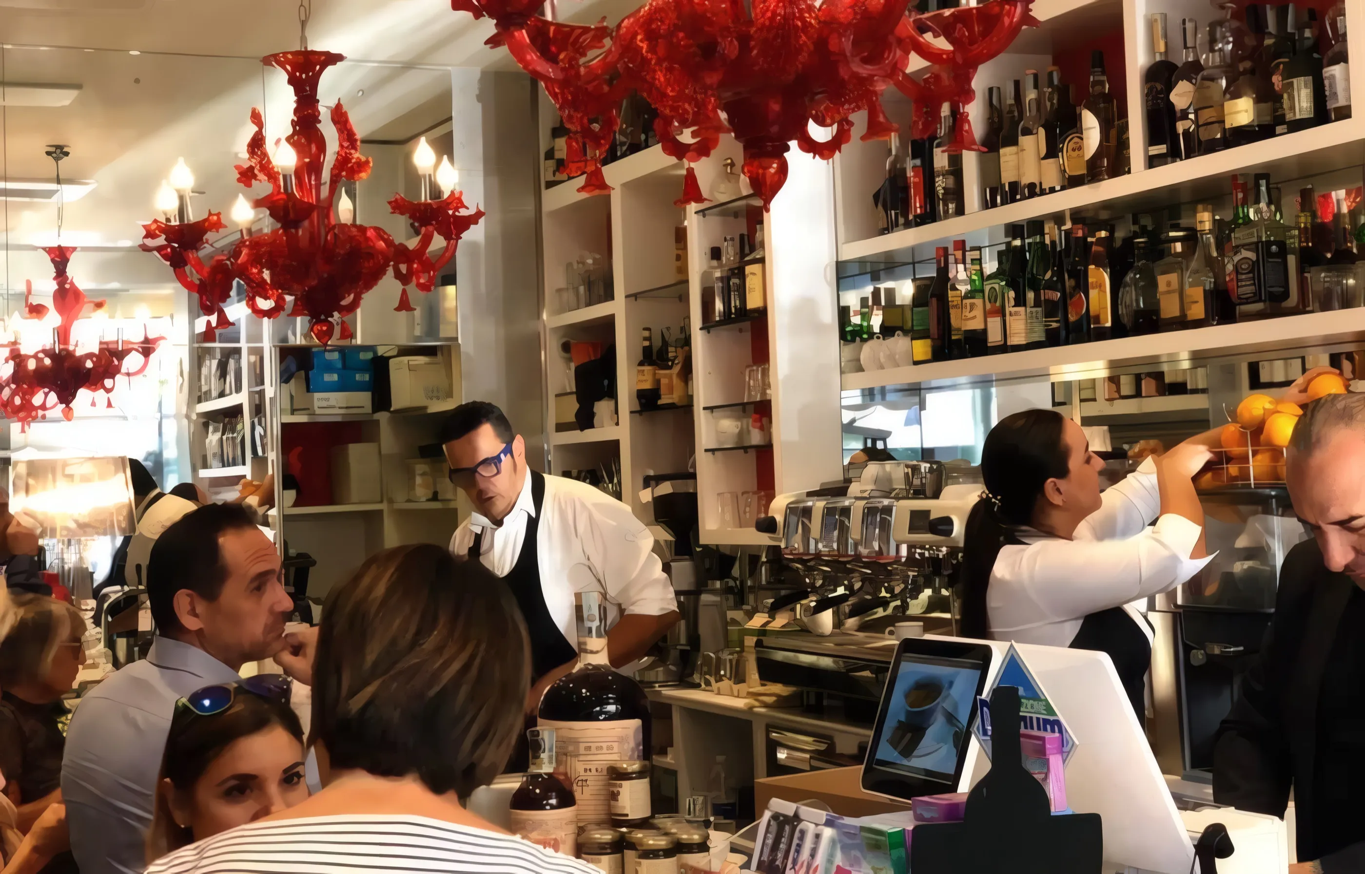 Interno del Caffè Epoca con lampadari di Murano rossi sul bancone